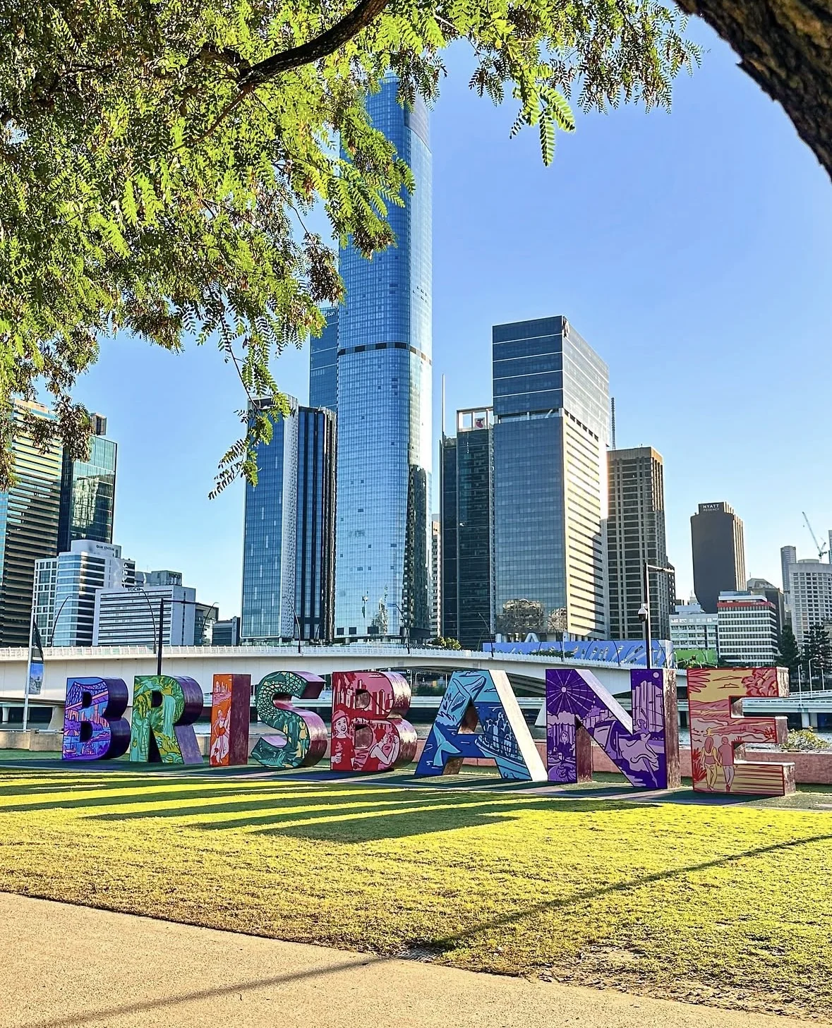 Пальмы и водная площадка South Bank Parklands